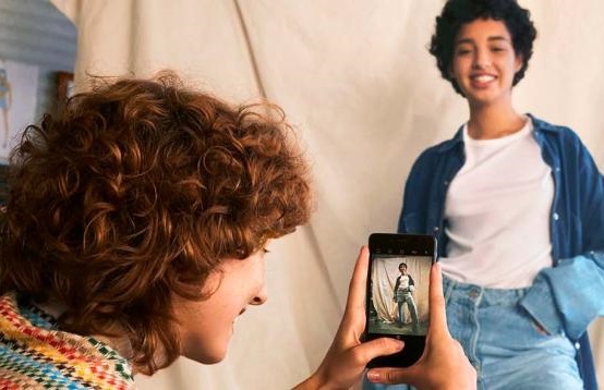 Illustrative picture of two women using a phone.